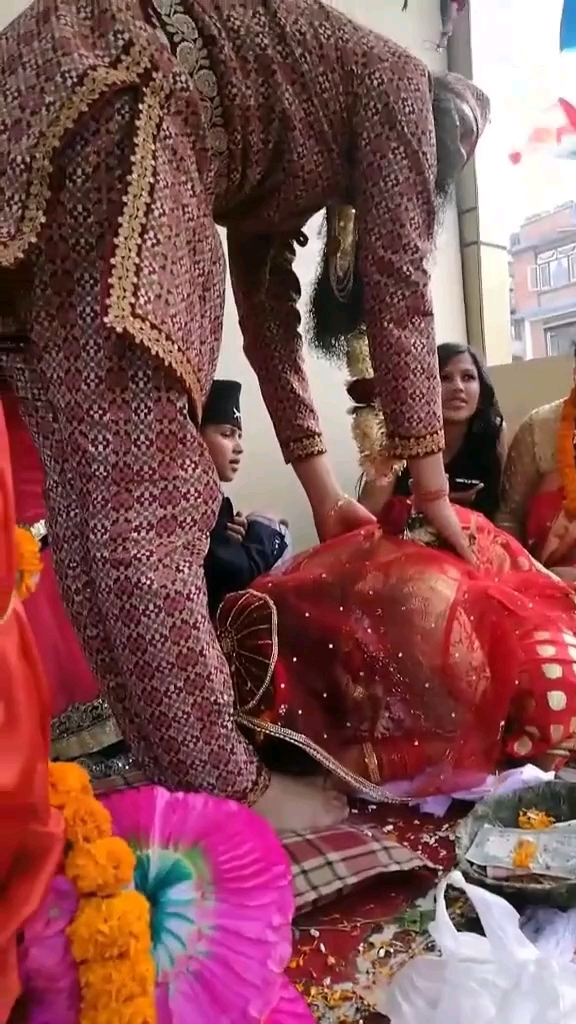 印度新娘给老公行"吻脚礼".