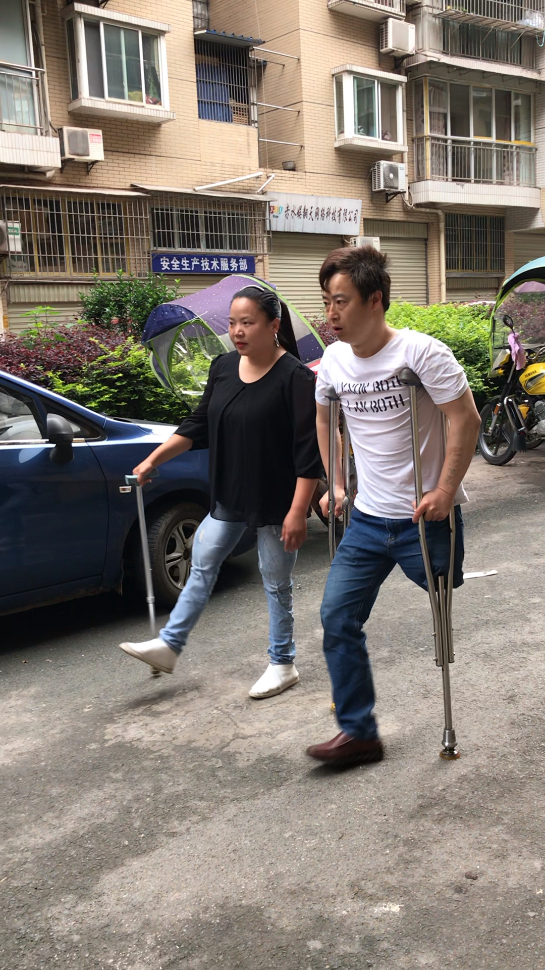 无腿美女穿上假肢一样美丽