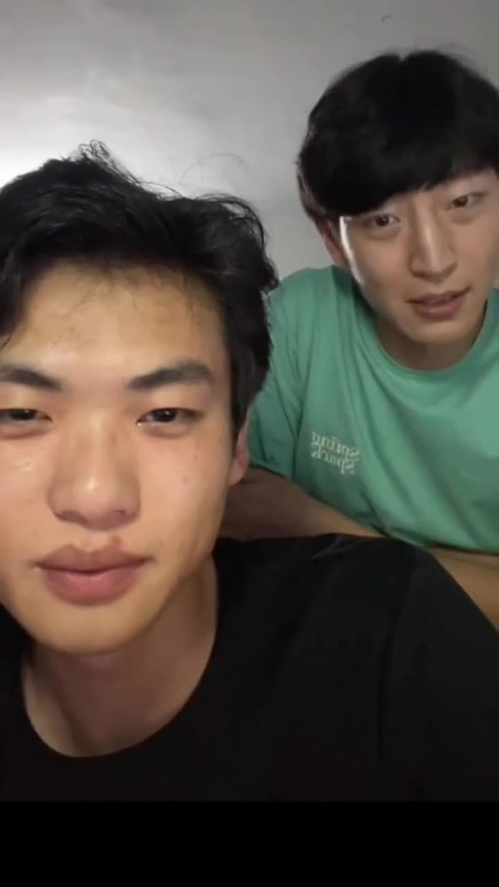 二哥为情所困,借酒消愁,大哥为了陪二哥,拿命陪二哥喝酒,此生能得大哥