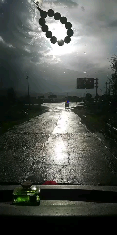 即便走在黑暗中,前方也有一缕光照亮前行