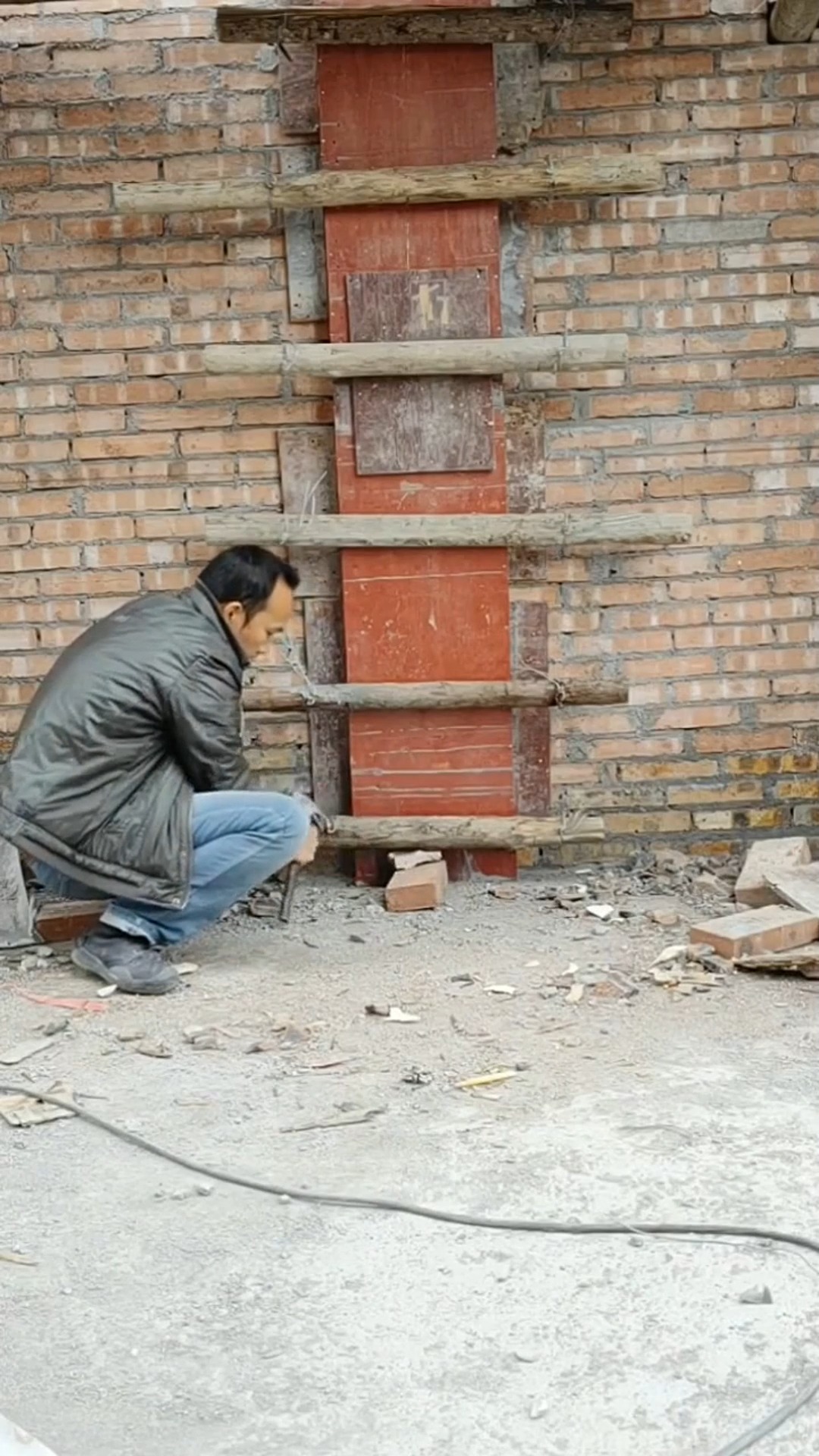 第一次这样装夹墙柱,希望不会再爆模