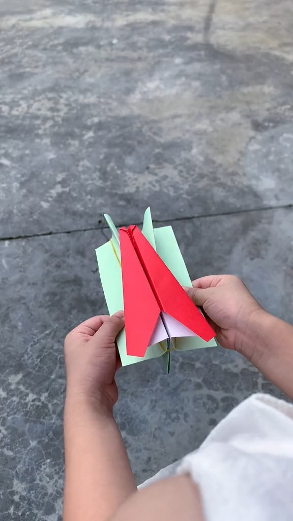 手工制作给孩子做一个皮筋弹射纸飞机不用哈一口气就能飞飞机喽太好玩