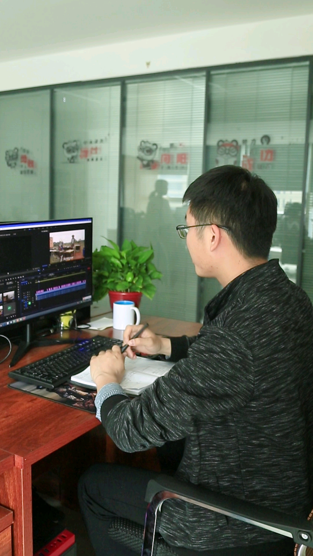 搞笑段子剧#公司男同事,为什么每天都加班,还这么开心