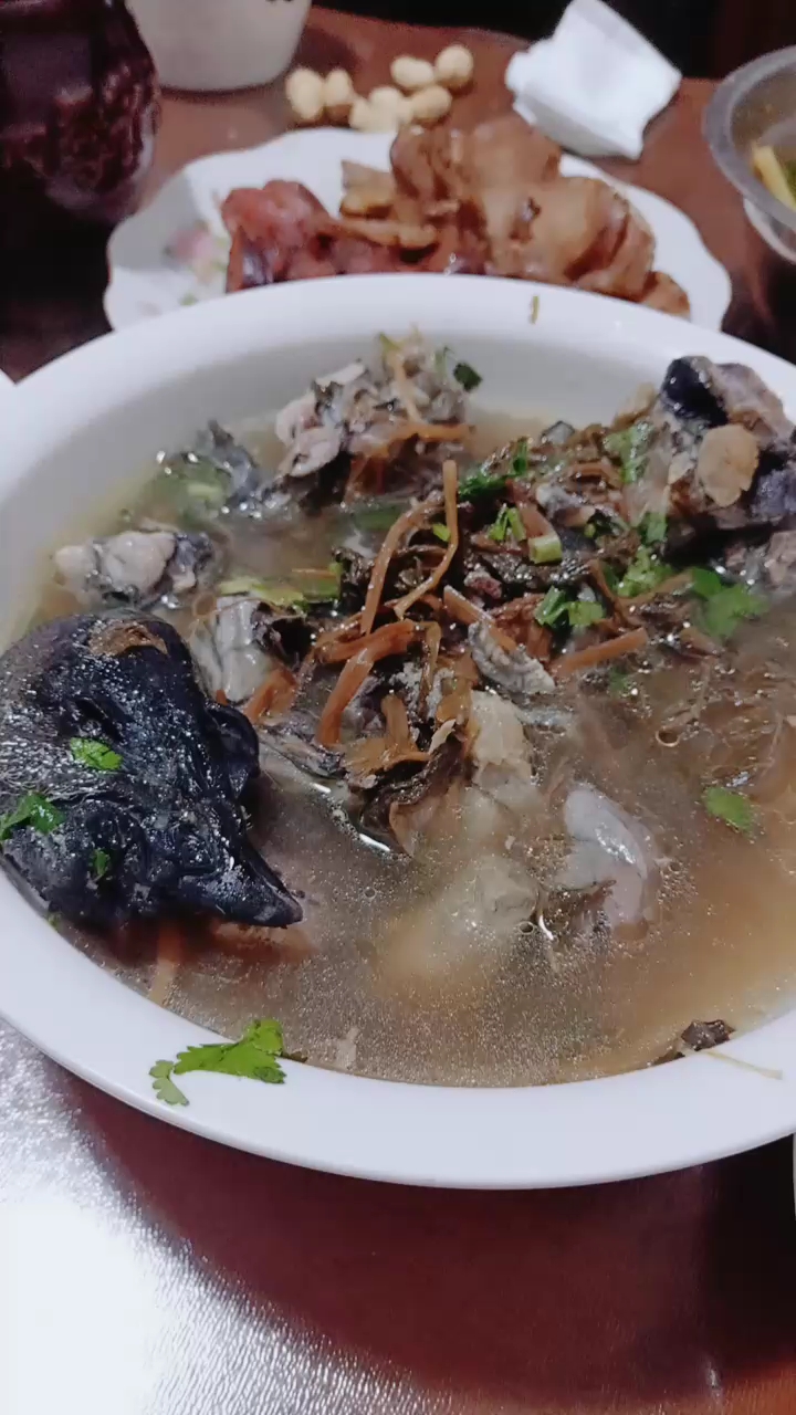 乌鸡配彝族酸菜好吃