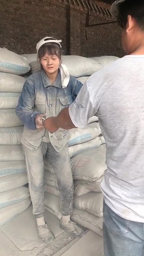 女大学生年少轻狂不读书,出来搬了680袋水泥,累得腰都站不直了!