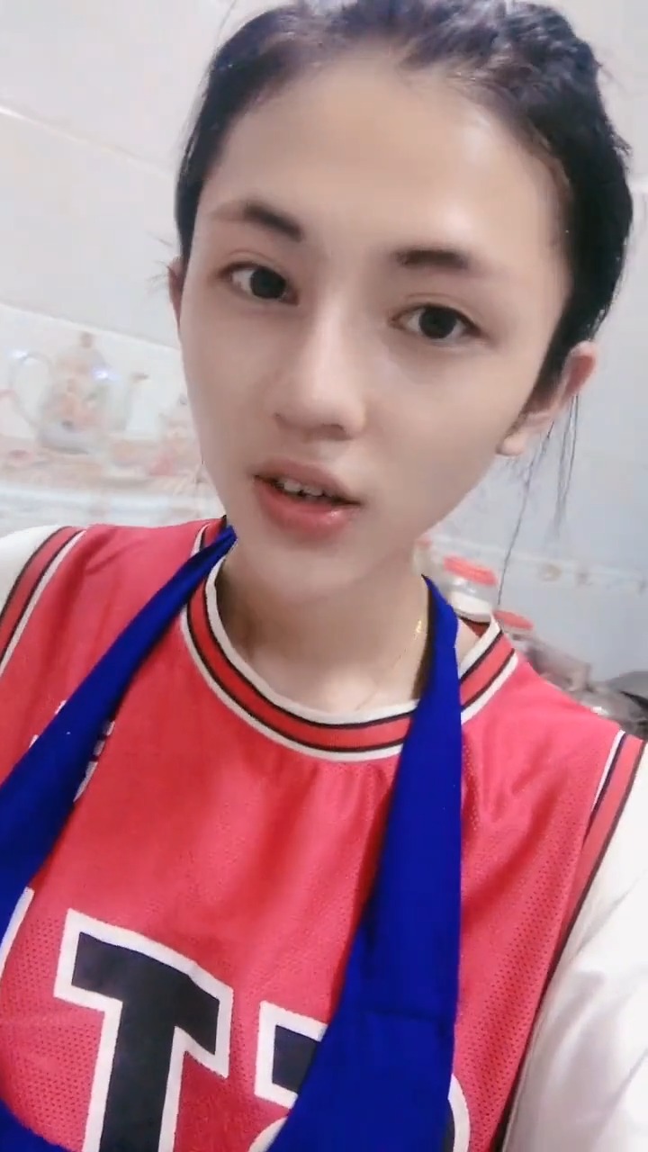 变性姑娘做了一桌丰盛的菜,比真女人贤惠,看着好有食欲!