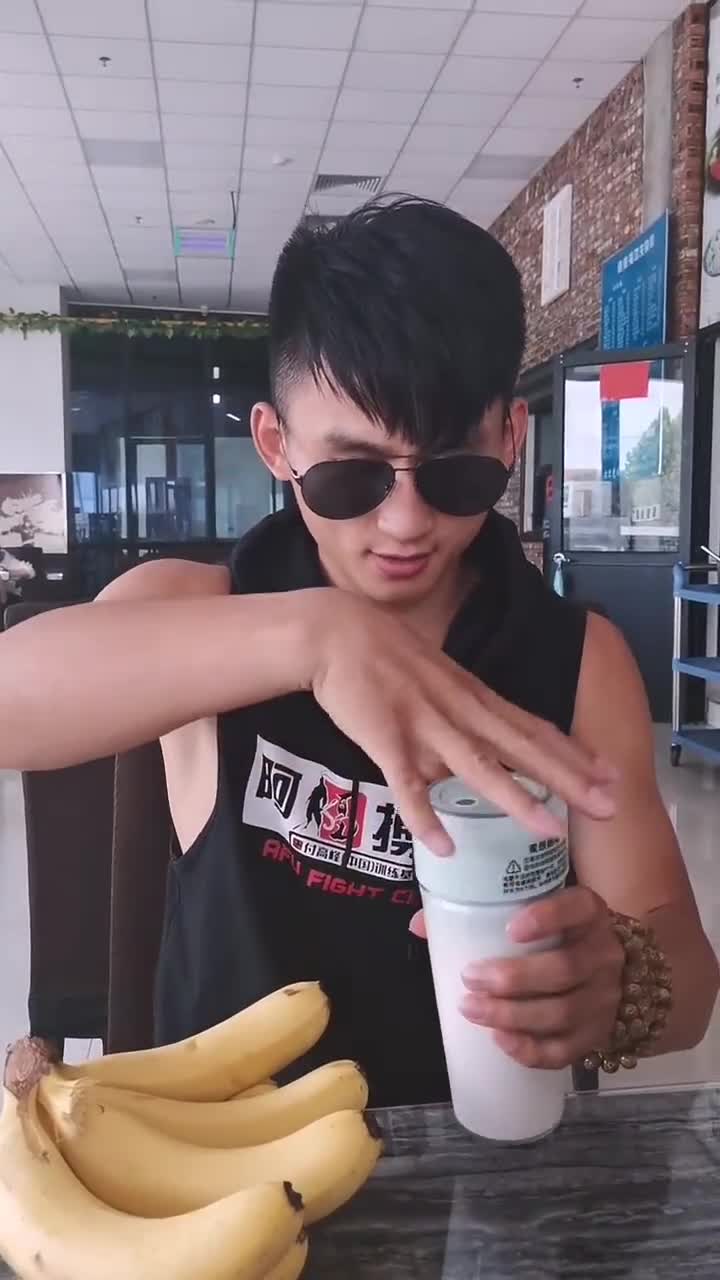 李联邦比赛前的准备,吃这种东西,就可以变得强壮吗