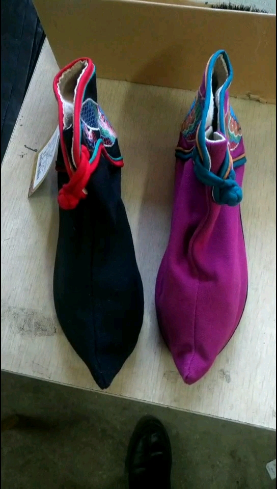 这两年流行的翘头鞋