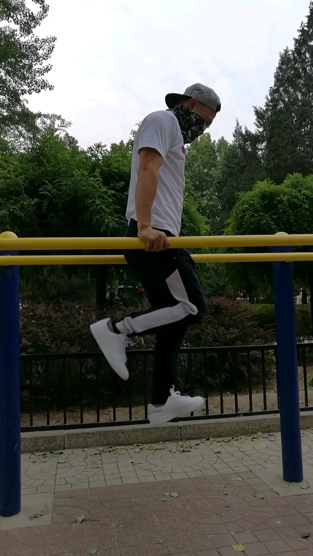 全民小剧场#胖精灵双杠跳杠漫步