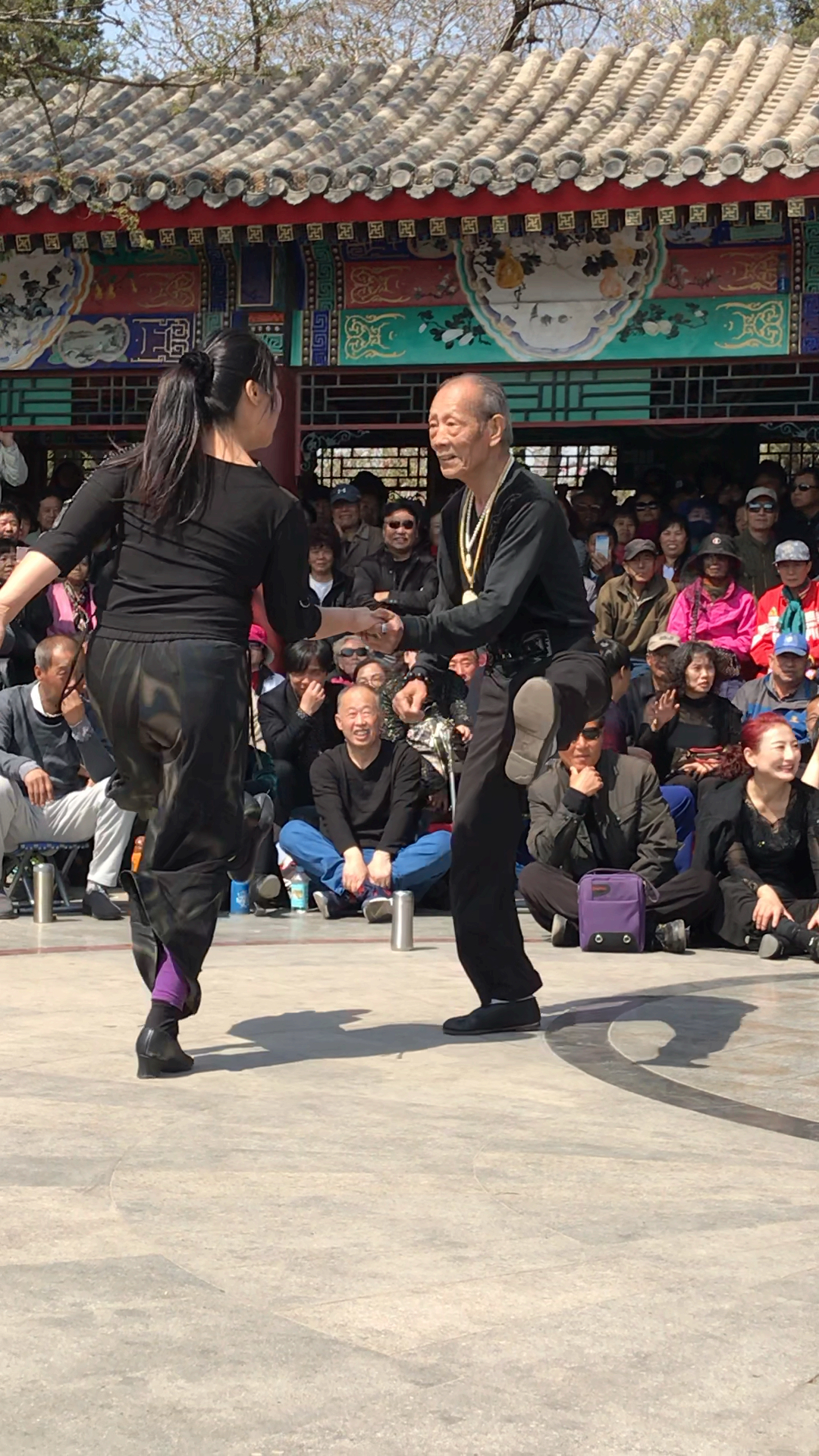 80岁网红张大爷和于老师共舞