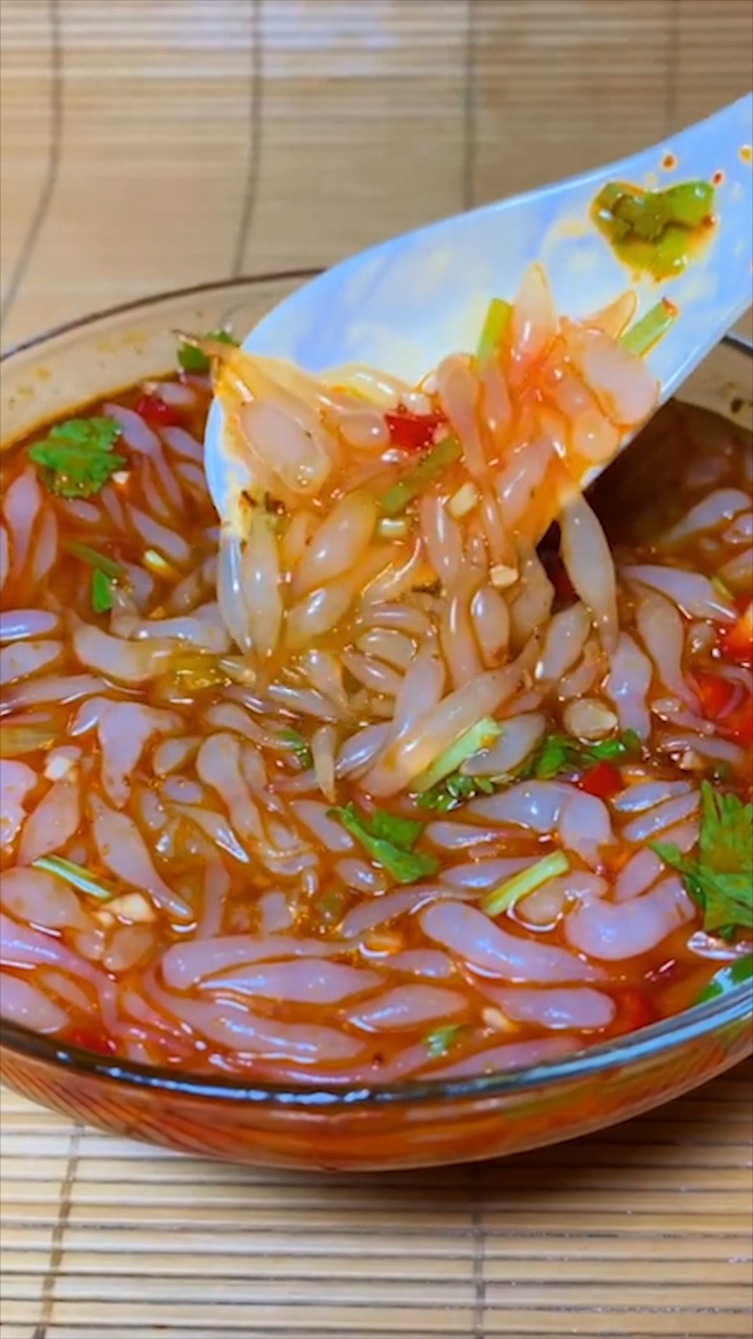 好物推荐#天气越来越热,来一碗酸辣漏鱼尝尝吧