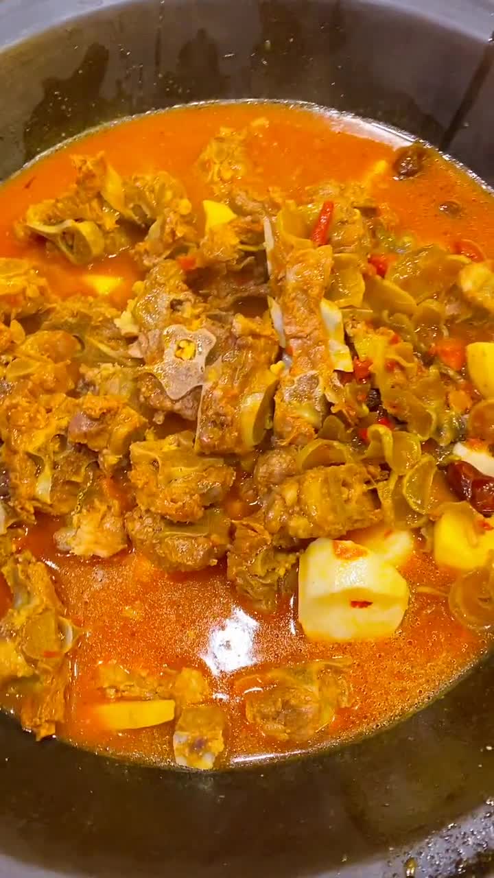 大铁锅炖牛尾骨,排骨在锅里咕嘟咕嘟响,太馋人了