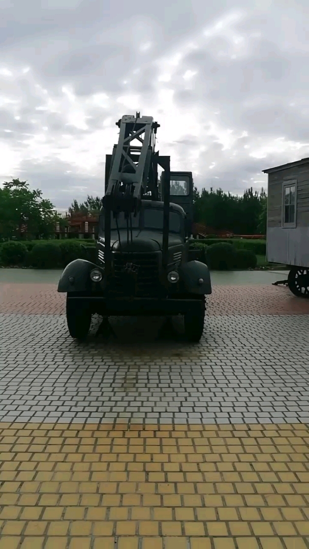 解放牌吊车是由长春第一汽车制造厂生产的,59年友谊农场购进.