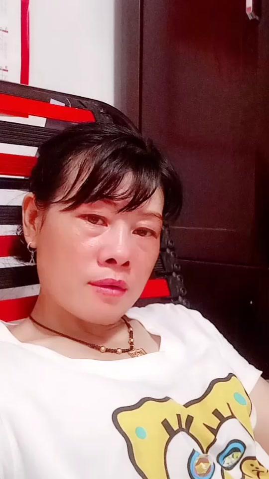 奔50岁的老阿姨跳完舞回家一身大汗,休息一会洗个澡睡觉?