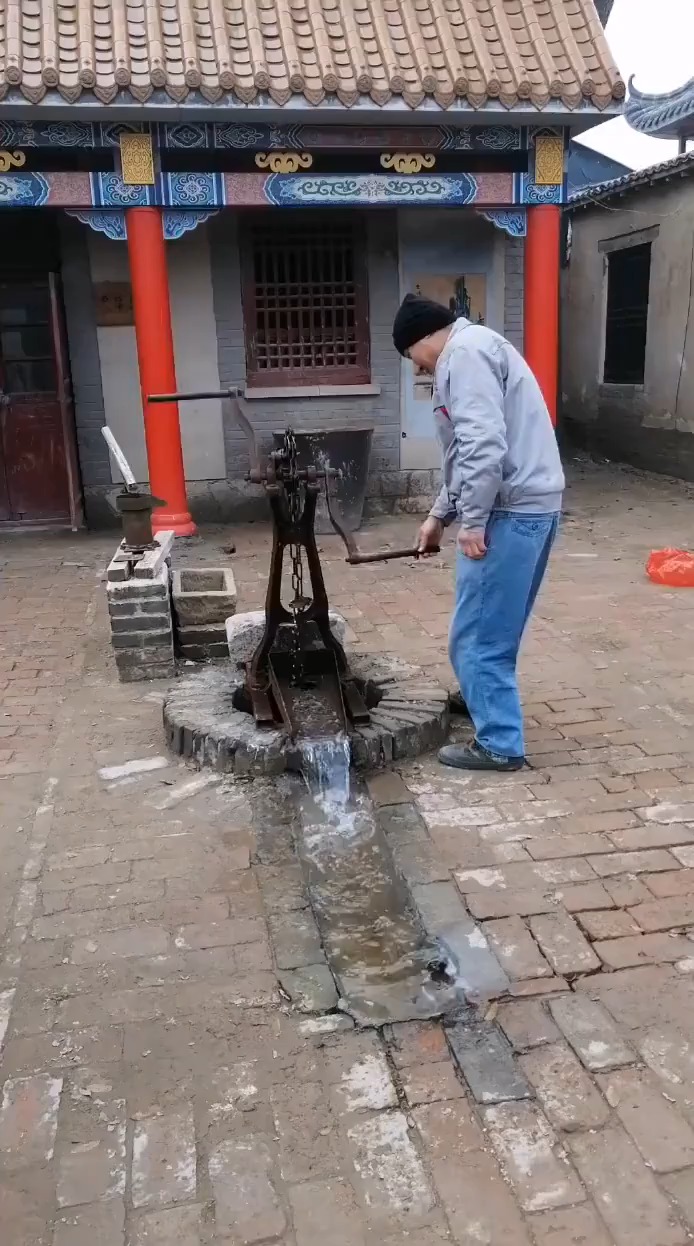 农民爱发明#摇起来,水就上来了,你摇过这样的水车吗?