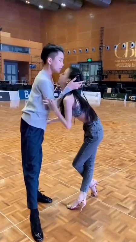 拉丁舞天才组合王崇墨李茉晗,台前