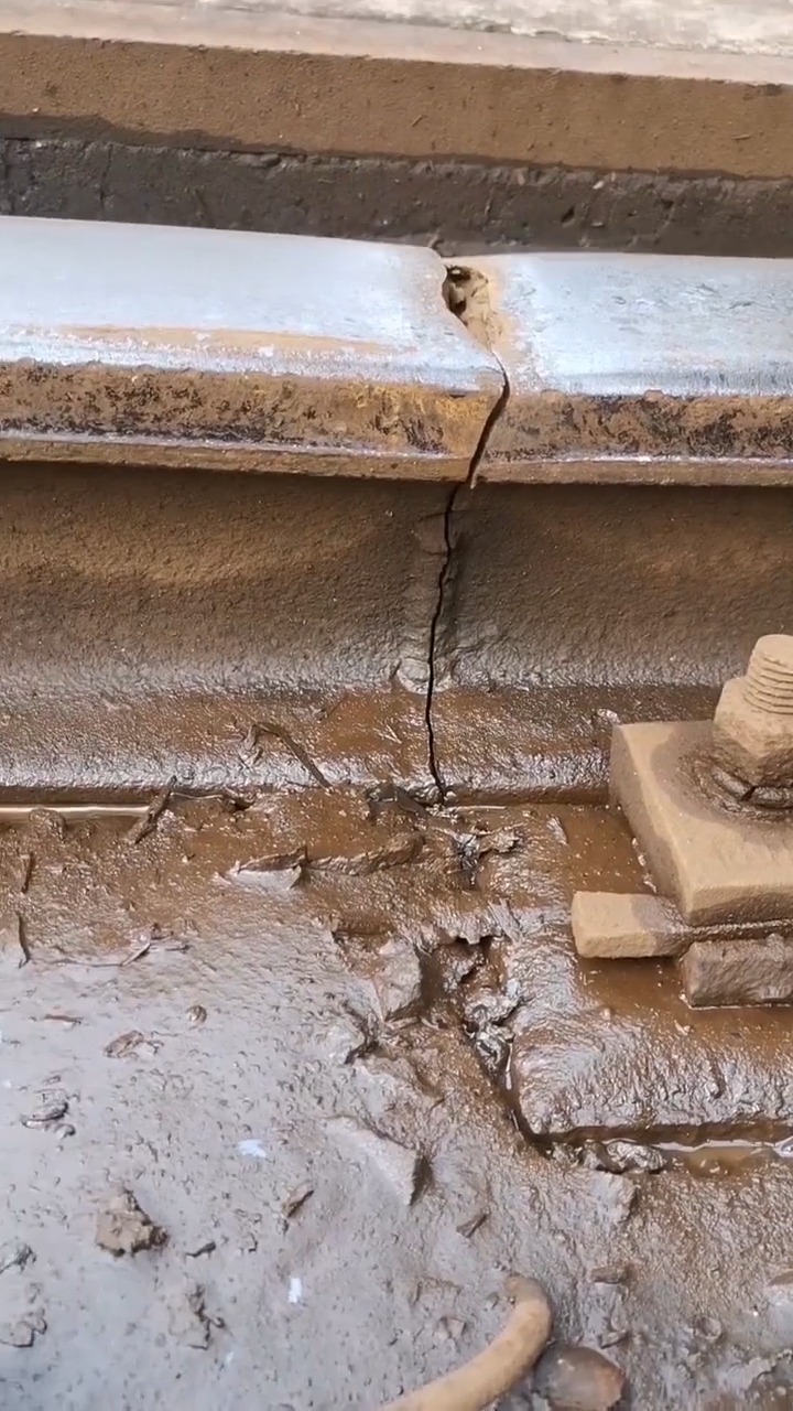 娱乐#火车轨道断裂,焊过一次又断裂,咋回事啊!