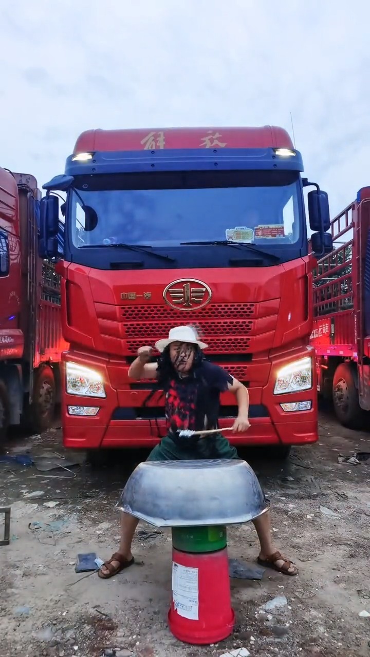 搞笑视频#大车司机真会玩,这一招,真的不敢模仿