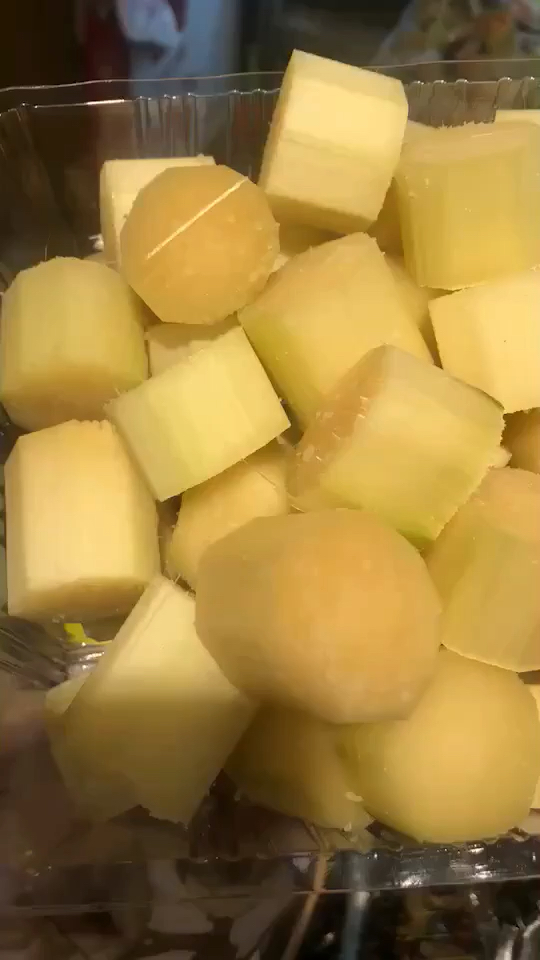 切好的甘蔗来一盒,边烤火边吃甘蔗真的是舒服极了