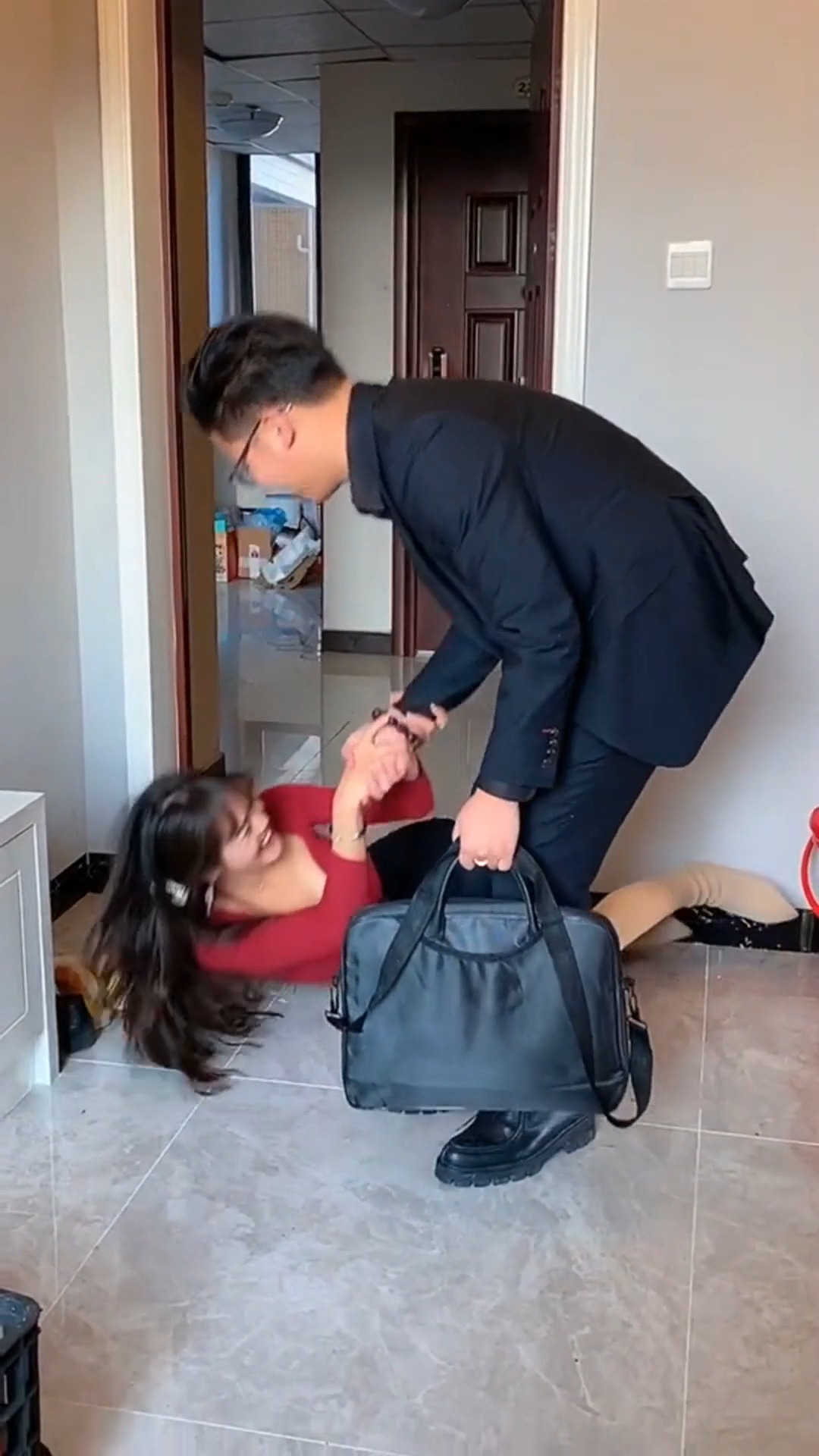 娱乐#假装晕倒测试老公,没想到结局是这样