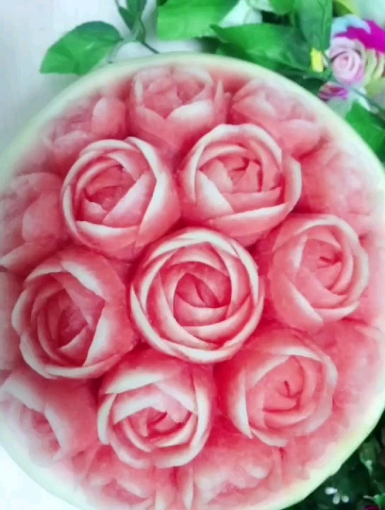 西瓜雕刻99朵玫瑰花