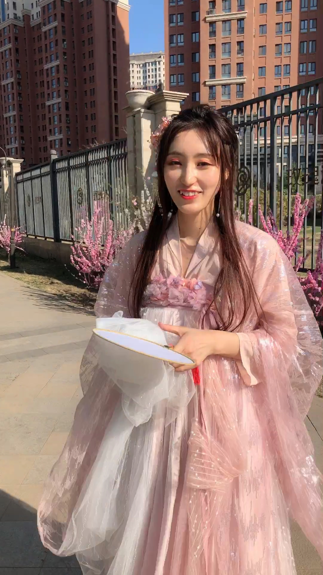 小区出现一名虎牙小仙女,大家说我能放过她吗