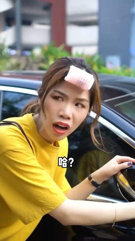 扫码下载度小视 发个视频 让别人知道 包租婆梁笑笑 11.