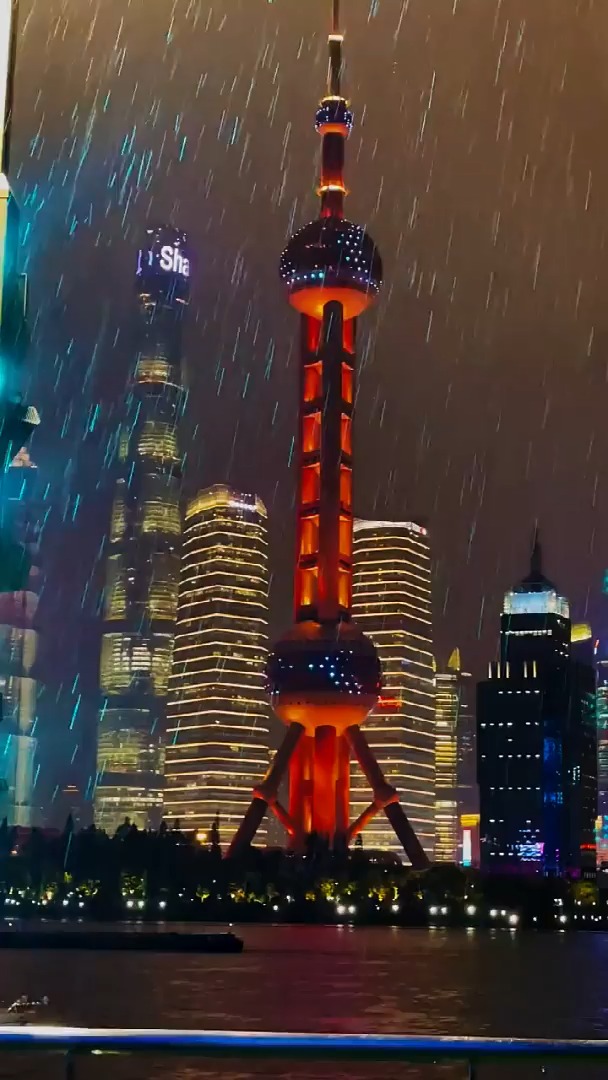 上海#我的城市下雨了,雨中的外滩真漂亮!
