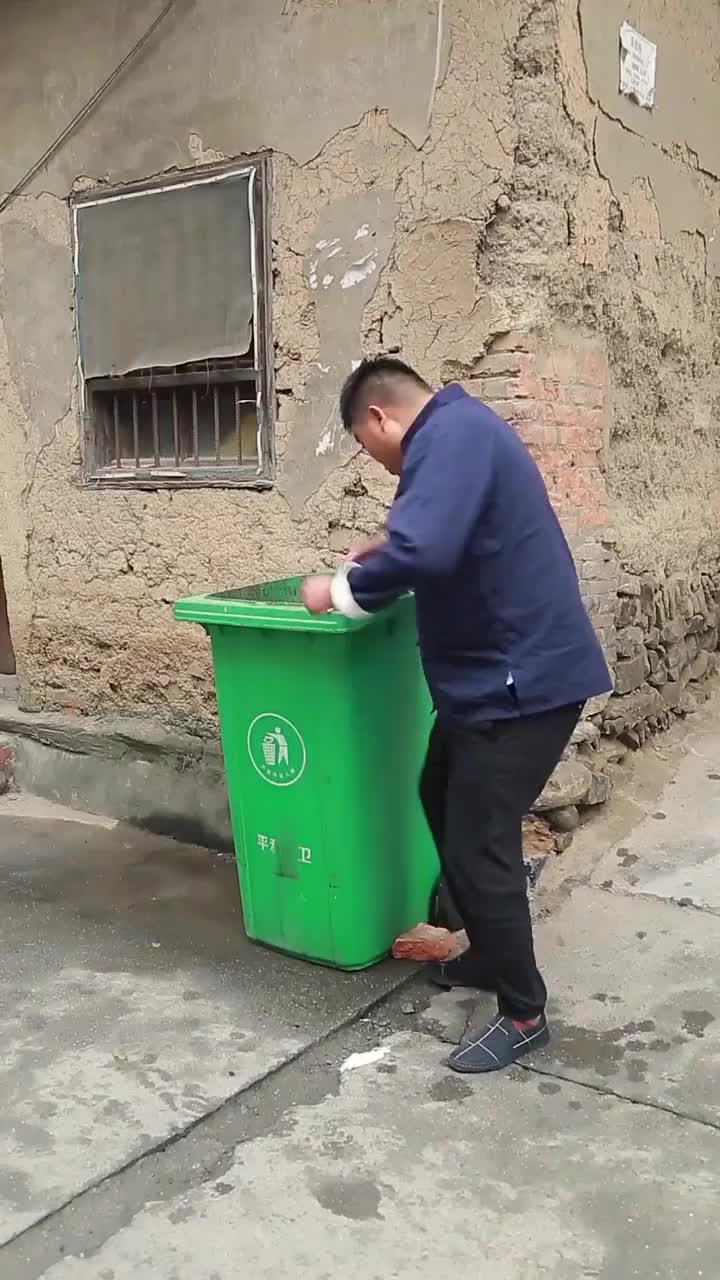 在垃圾桶捡到的东西就是香!捡了别人不要的大骨头,全家都吃爽了.