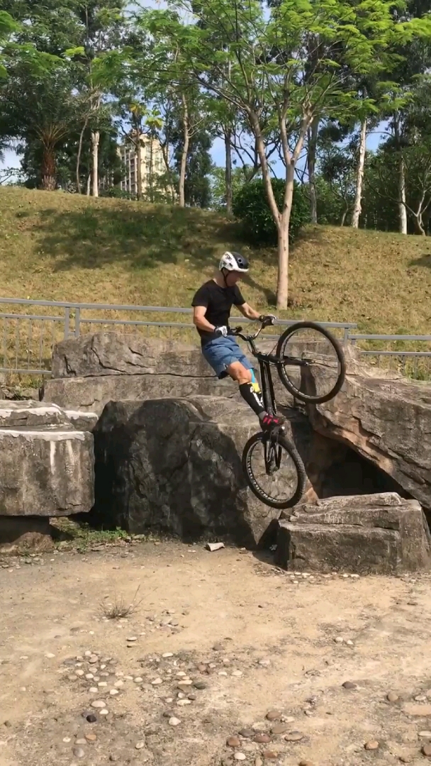 攀爬自行车挑战极限挑战天然障碍.