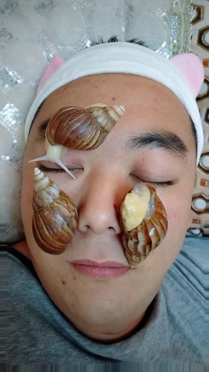 顾客说蜗牛咬他脸了让我赔钱