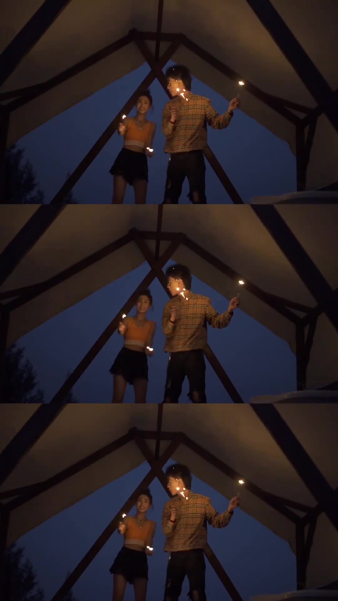 查查和张张好想跟爱的人一起在海边放烟花