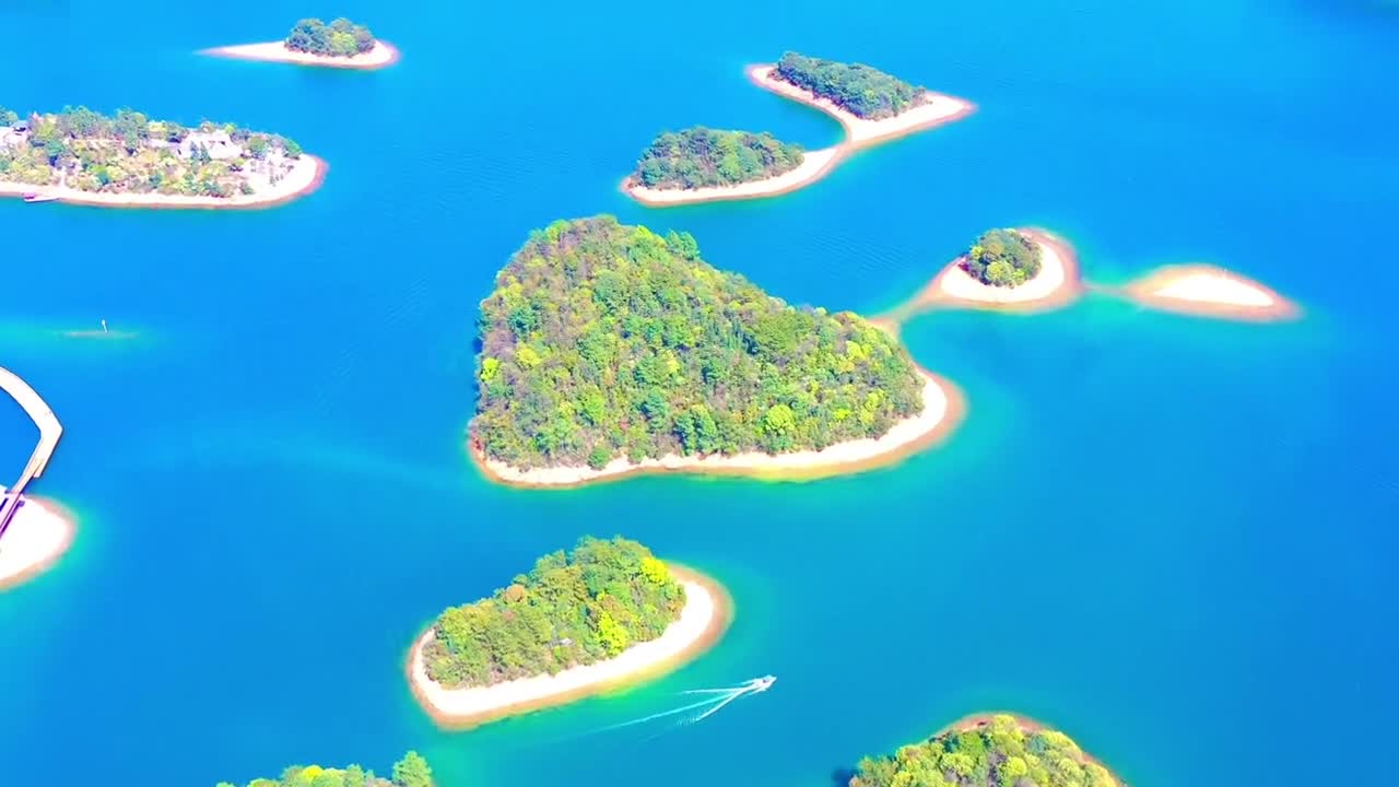 发现了一座心型的岛这也太浪漫了