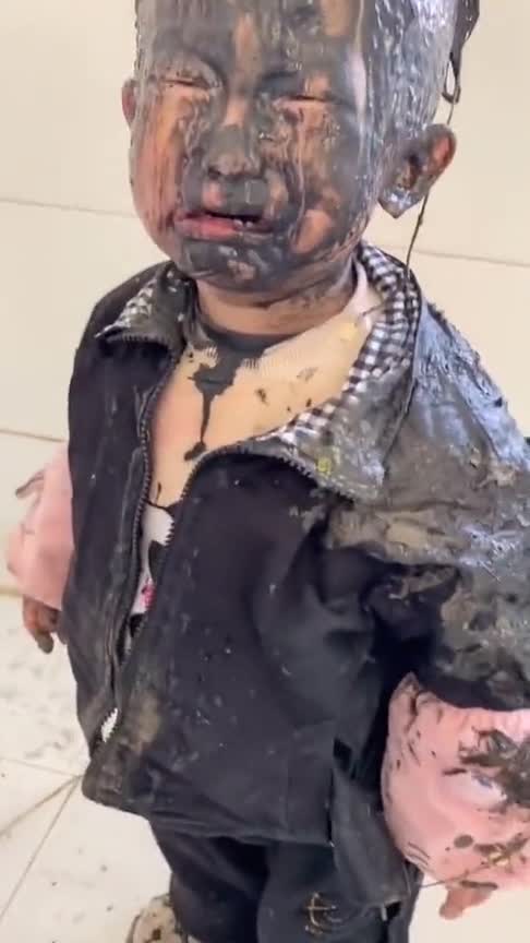 遇事不要慌,先发个朋友圈孩子掉进泥坑,家长的心是真大啊!