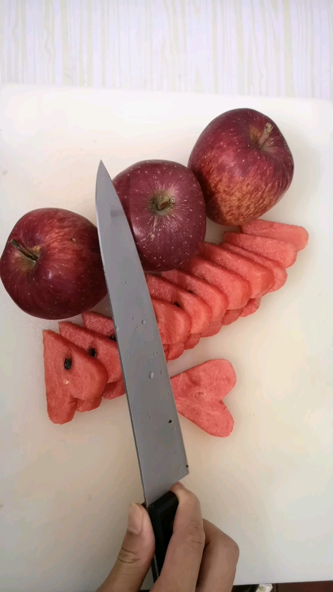 西瓜简单切爱心,你学会了吗?