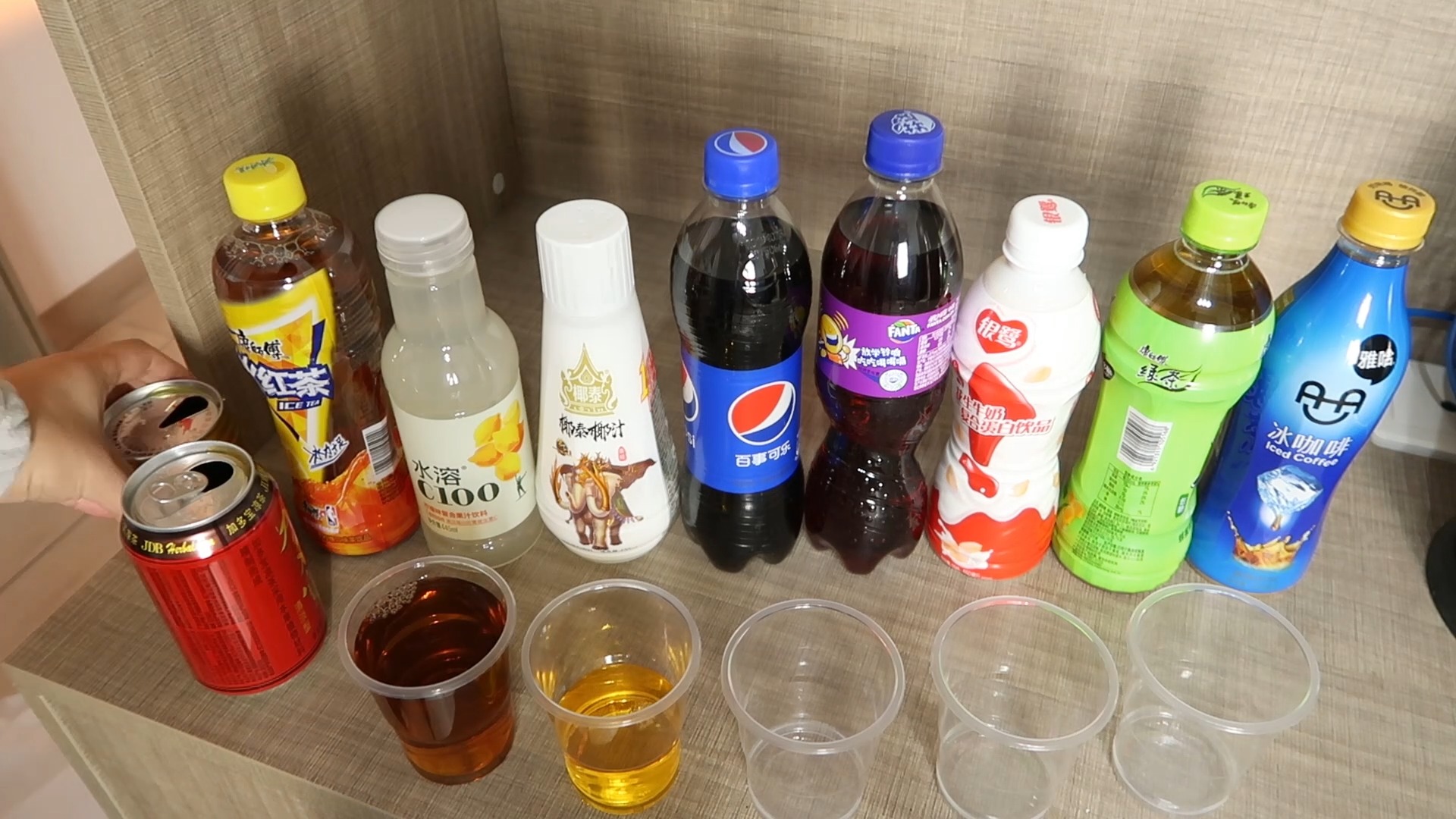 美食#挑战喝奇葩饮料,10种饮料混合在一起,味道太难喝了