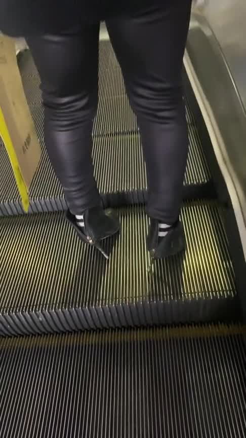 大姐的高跟鞋,就这样卡在电梯里,看得我强迫症都犯了!