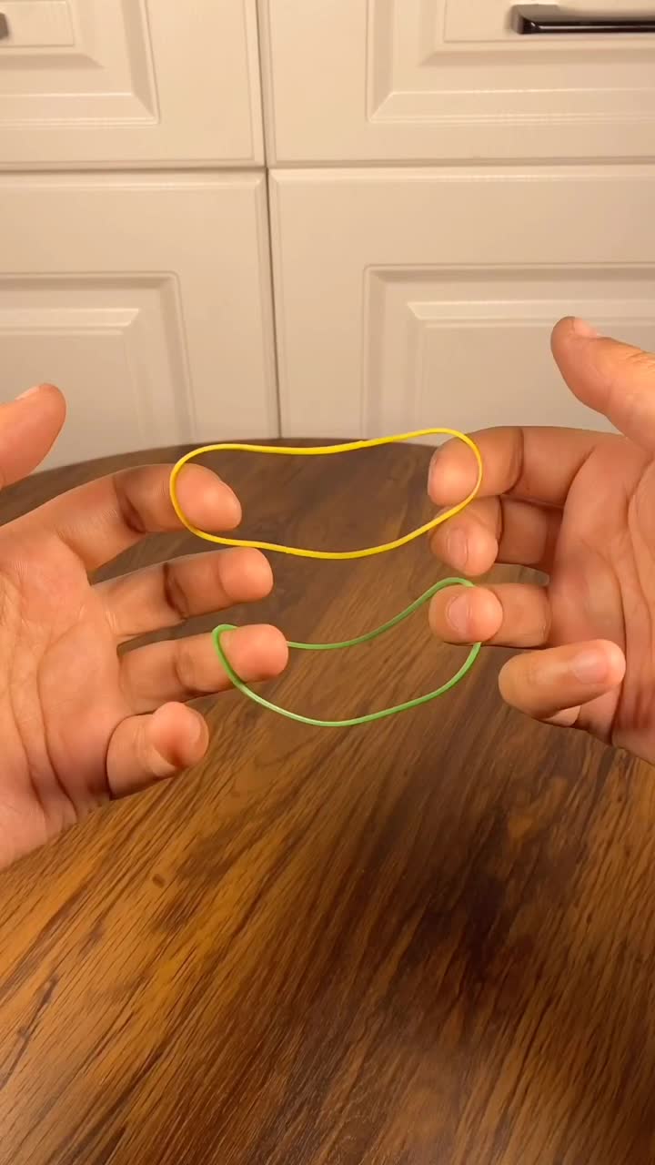 两根橡皮筋瞬间扭曲缠在一起,这是什么原理?