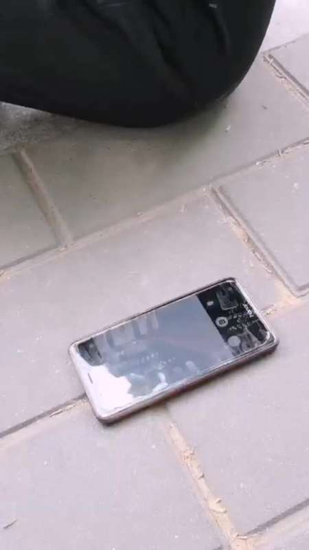 小伙偷拍女生裙底,保安一脚踩碎手机!-度小视