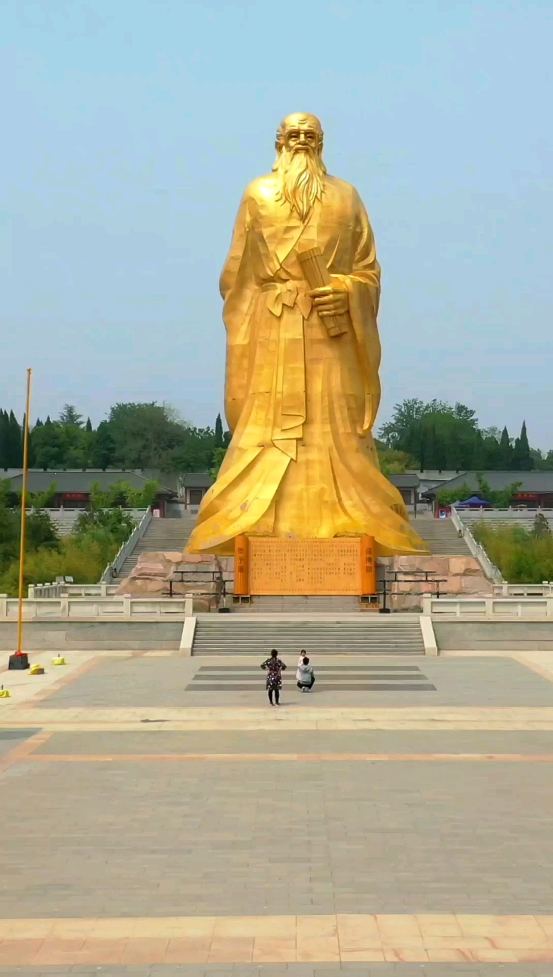 带你去旅行#河南灵宝函谷关老子圣像,高28米,重60吨,为紫铜锻造贴金