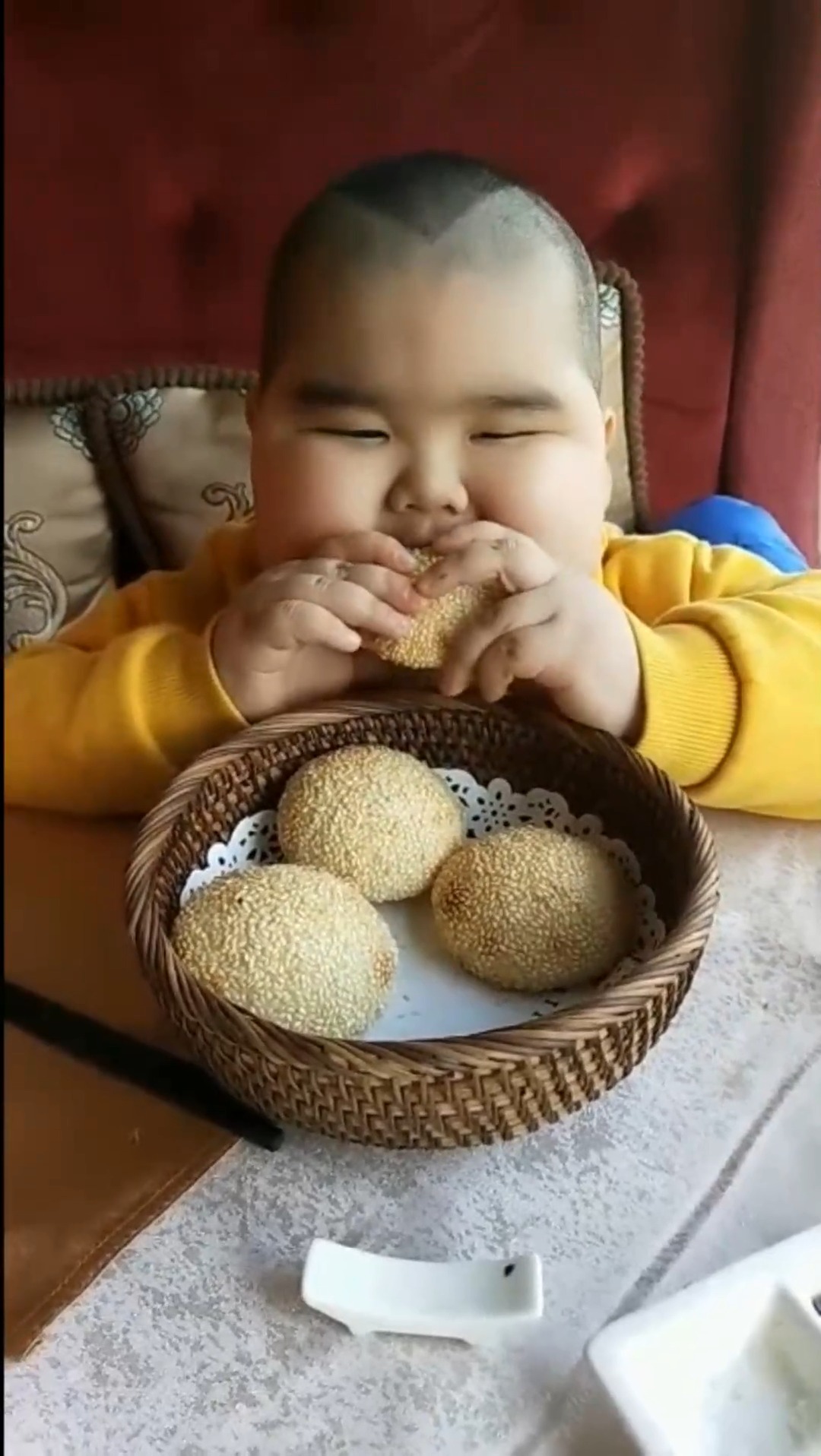 娱乐#小胖子为了减肥吃小烧饼,一口吃下去,忍不住说好吃