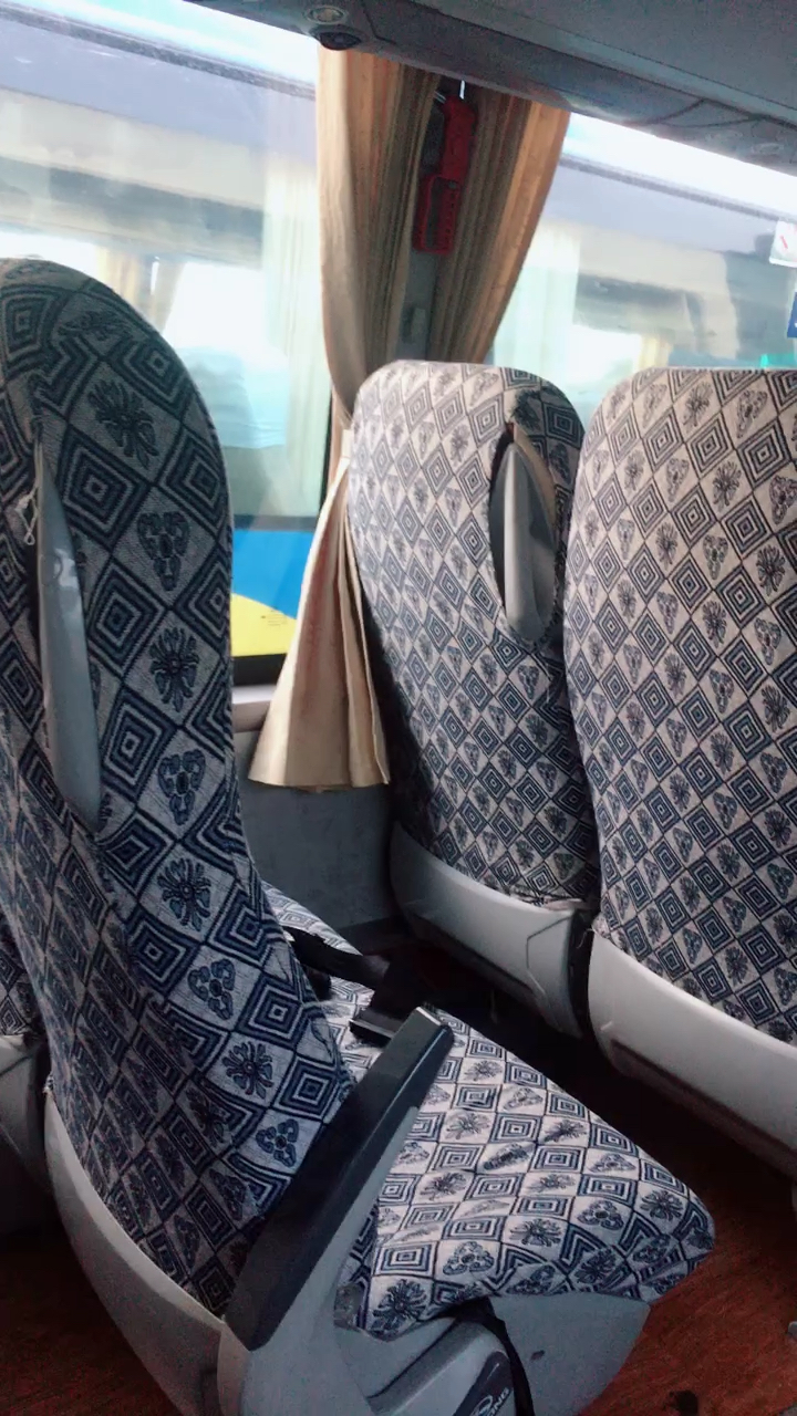 下班了坐班车上准备回家