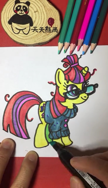 《小马宝莉》月舞正在图书馆安静读书,紫悦想方设法接近她,要跟她好好