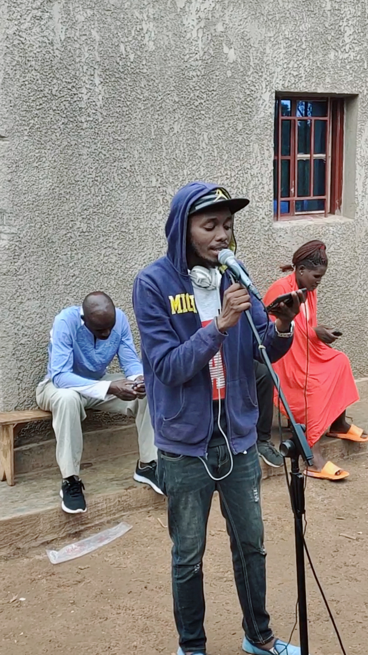 伤感歌曲#非洲卢旺达歌坛一线男歌手:马学友,能唱上百首中文歌曲,请