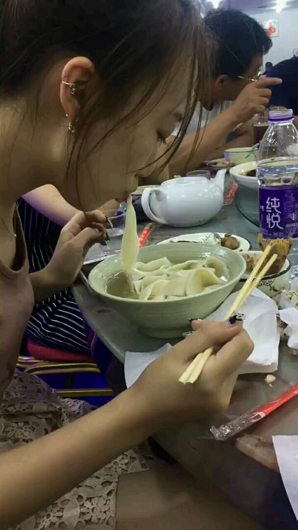 全民小剧场#闺密吃饭的动作,总让我想起点什么