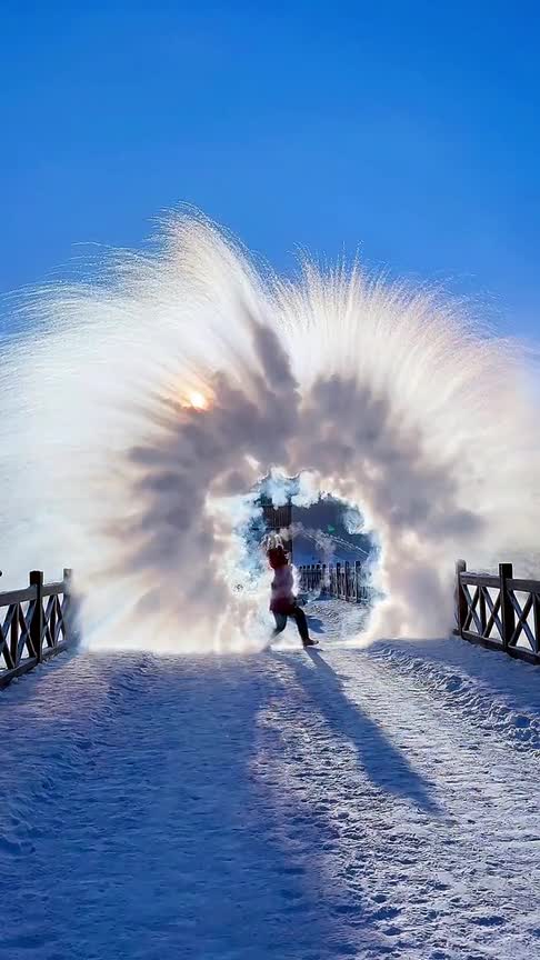 零下42度,只需要一杯热水就能拍出最完美的泼水成冰,太美了!