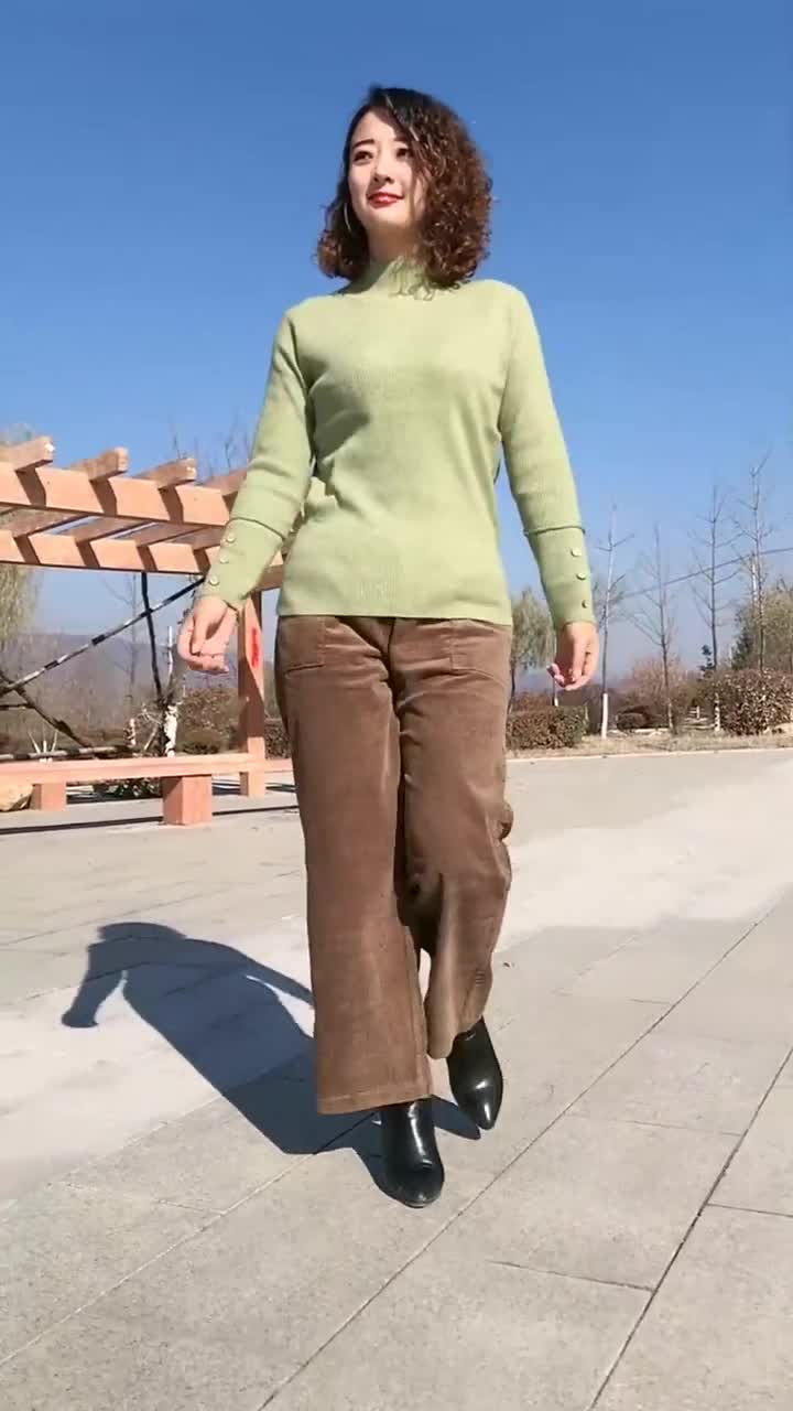 大姐身穿休闲装,尽显高级女人味