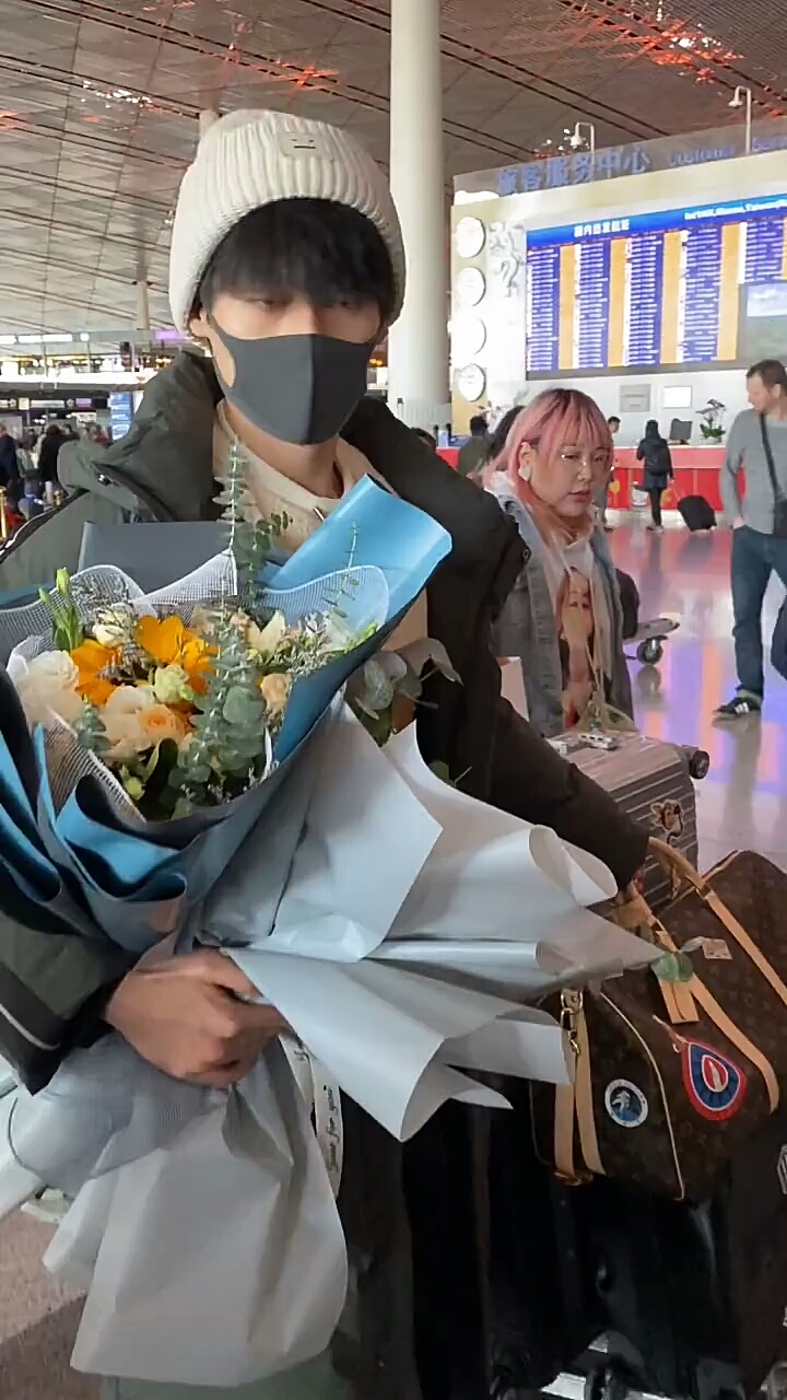 好帅的明星粉丝送花表白现场