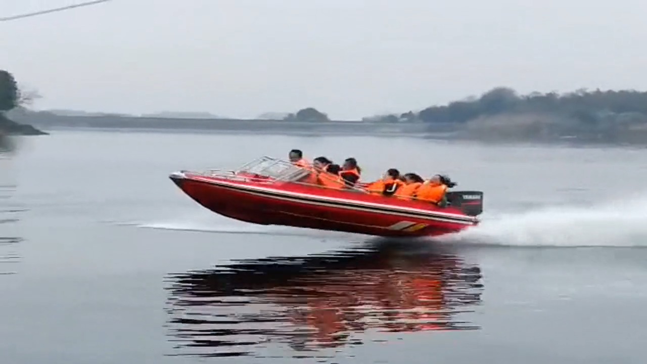 极限刺激的水上游艇冲浪,真的好危险,随机甩下去一名幸运儿!