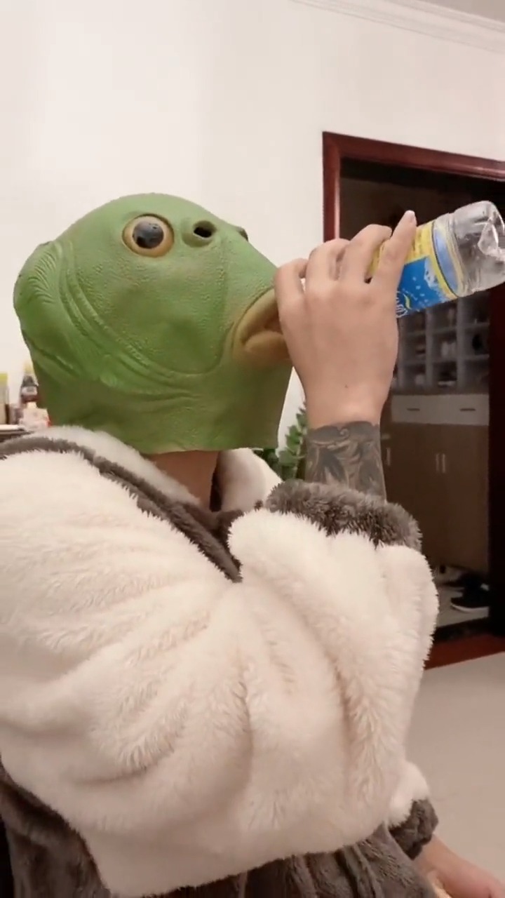 今天你喝水了吗?绿头怪喝水